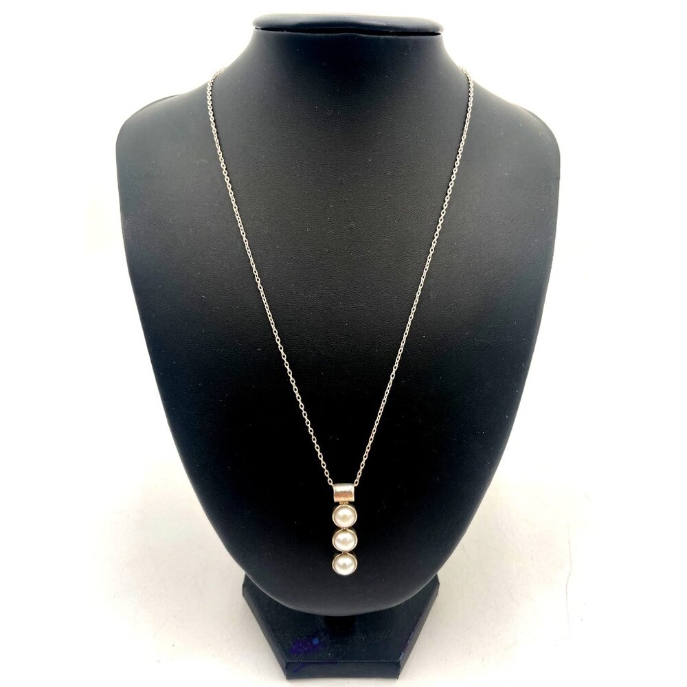 Elegant Faux Pearl Pendant Necklace 3 Pearls & Silver Tone Chain Retro